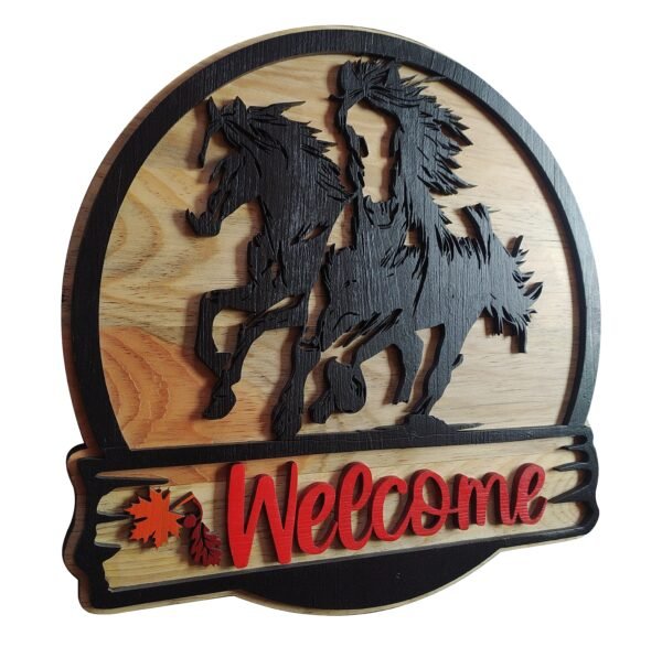 Letrero de bienvenida de madera con caballos