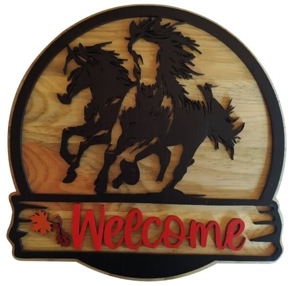Letrero de bienvenida de madera con caballos